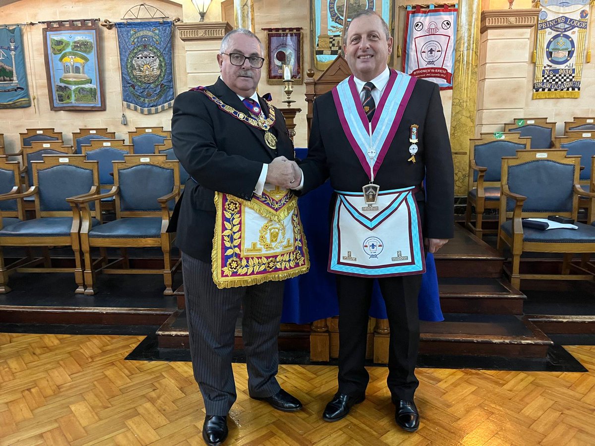 SCLOMMM's tweet photo. Not forgetting W bro Simon Morgan on a top drawer installation. See him here sporting our unique master's apron and collar with his life long friend the RWPGM Philip W Davies https://t.co/fC1Bzr99lh