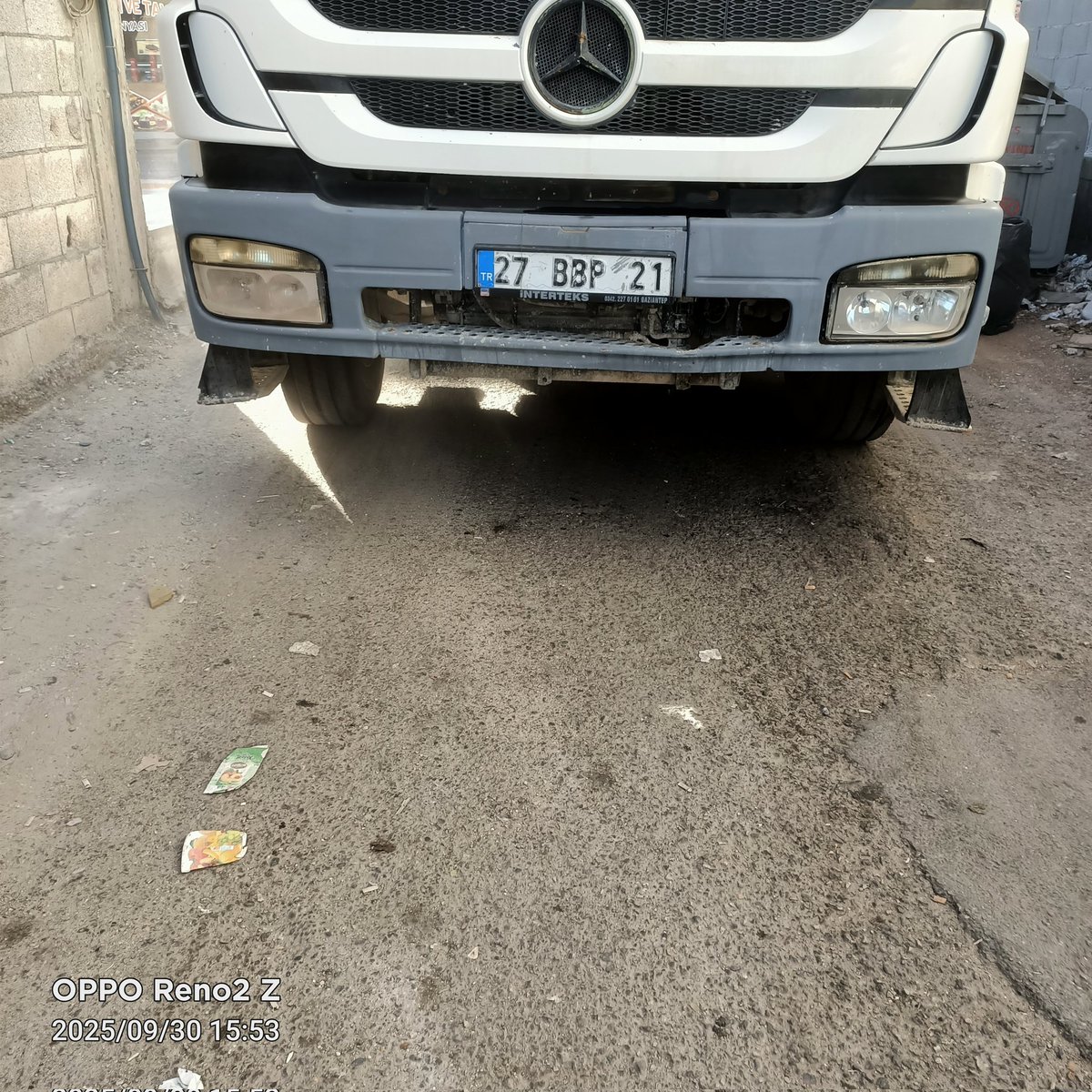 TRAFİK
SOKAĞIN ORTASINDA GİRİŞİ ÇIKIŞI KAPATMIŞ SORUMSUZ BİR ARAÇ SAHİBİ