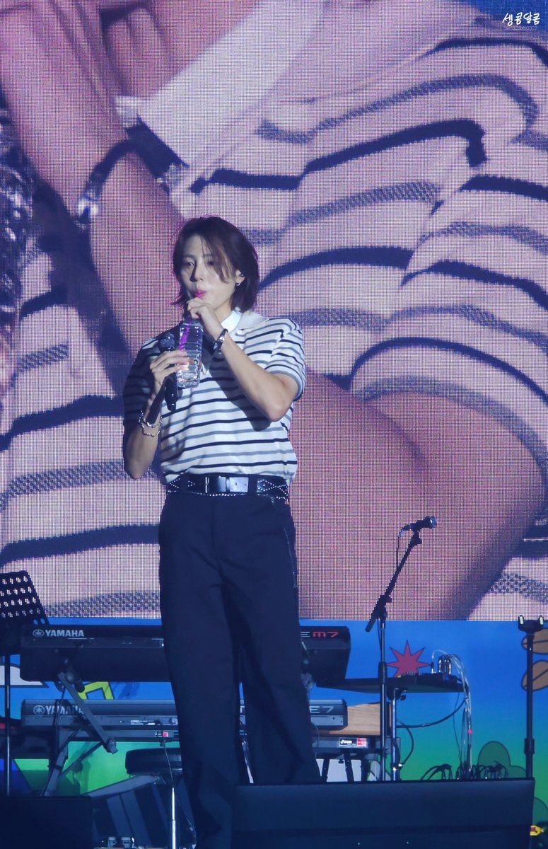 seng_com0322's tweet image. 하성운 물 먹을때 진짜 귀여운듯😊