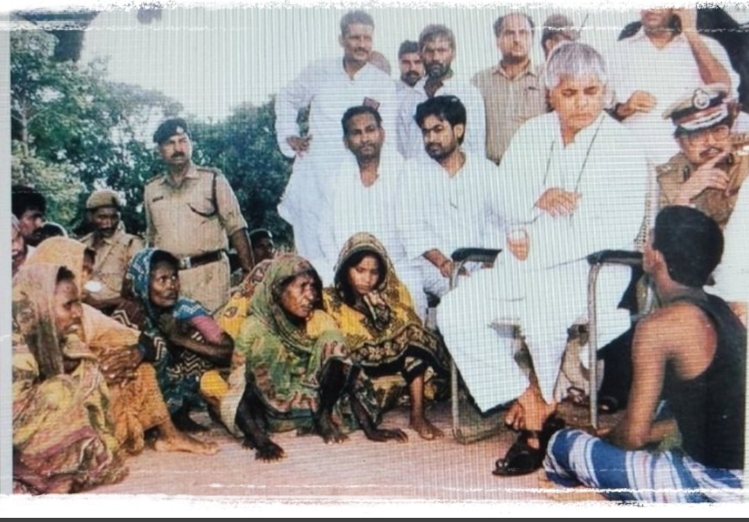 VarunKrRana's tweet image. बिल्कुल, यहाँ पर देखिए खुद जमीन पर बैठकर बात कर रहा है भेदभाव खत्म करने के लिए 🙂