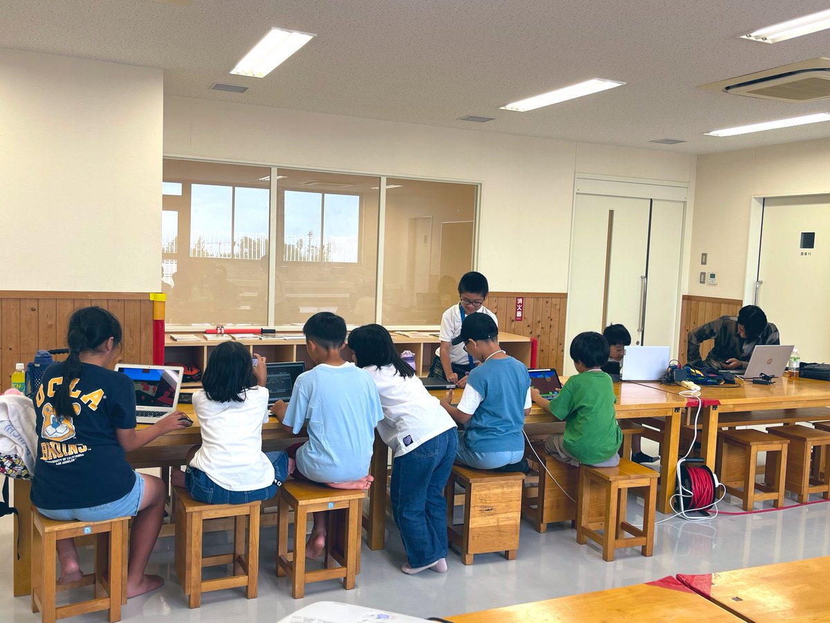 CoderDojoIyo's tweet image. 運動会後に遊びに来た子たちの飛び入りもあって何やかや賑やか😆✨