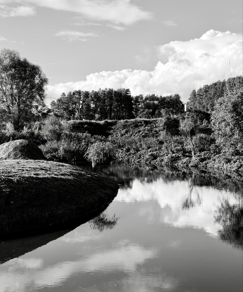 ubiquity11's tweet image. Good Saturday morning🌤️☕️📸
Calm waters, soft clouds, many thoughts...
Try spending your weekend however you would like to.
#NaturePhotography #GoodMorningXFriends #BlackWhite