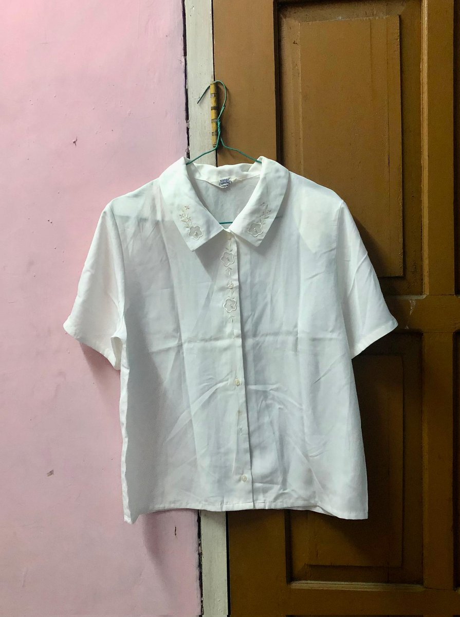 bloved_a's tweet photo. serba serbi baju putih 20k ajaa guyss ga pernah di pake masih good condi bngttt ukuran M-L yaa dom bekasi bisa oren https://t.co/dp5ZQtU4z6