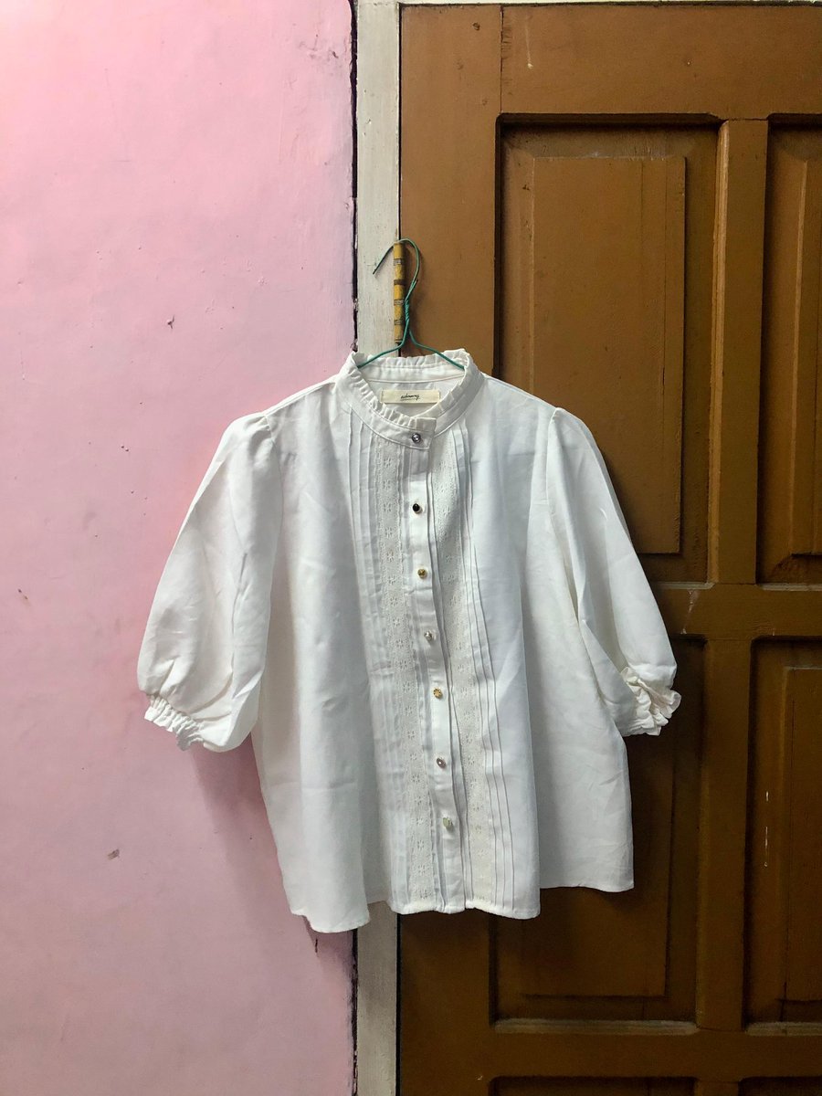 bloved_a's tweet photo. serba serbi baju putih 20k ajaa guyss ga pernah di pake masih good condi bngttt ukuran M-L yaa dom bekasi bisa oren https://t.co/dp5ZQtU4z6