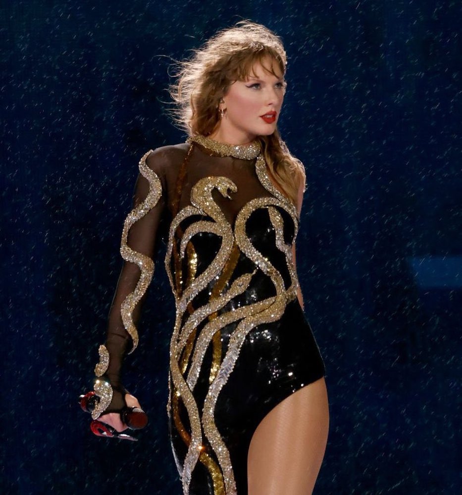 gavbreakfavtoys's tweet image. 🚨One year ago today, Taylor Swift wore the golden reputation bodysuit for the first time