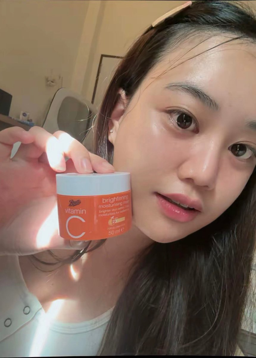 ได้ #BootsVitaminC มาลองใช้แล้วว้าวมาก ผิวไบรท์เล่นแสง ฉ่ำโกลว์สุดๆ texture ช่วยให้ผิวดูสุขภาพดีมากๆ ไม่เยิ้ม ไม่รู้สึกเหนียว แนะนำให้แช่ในตู้เย็น ทั้งเซรั่ม มอยซ์และสลีปปิ้งมาร์ก ตอนใช้จะรู้สึกสบายผิวมากๆแล้วให้ความรู้สึกสดชื้นด้วยย 🍊✨#สูตรลัดเร่งผิวใส <a href="/BootsThailand/">Boots Thailand</a>