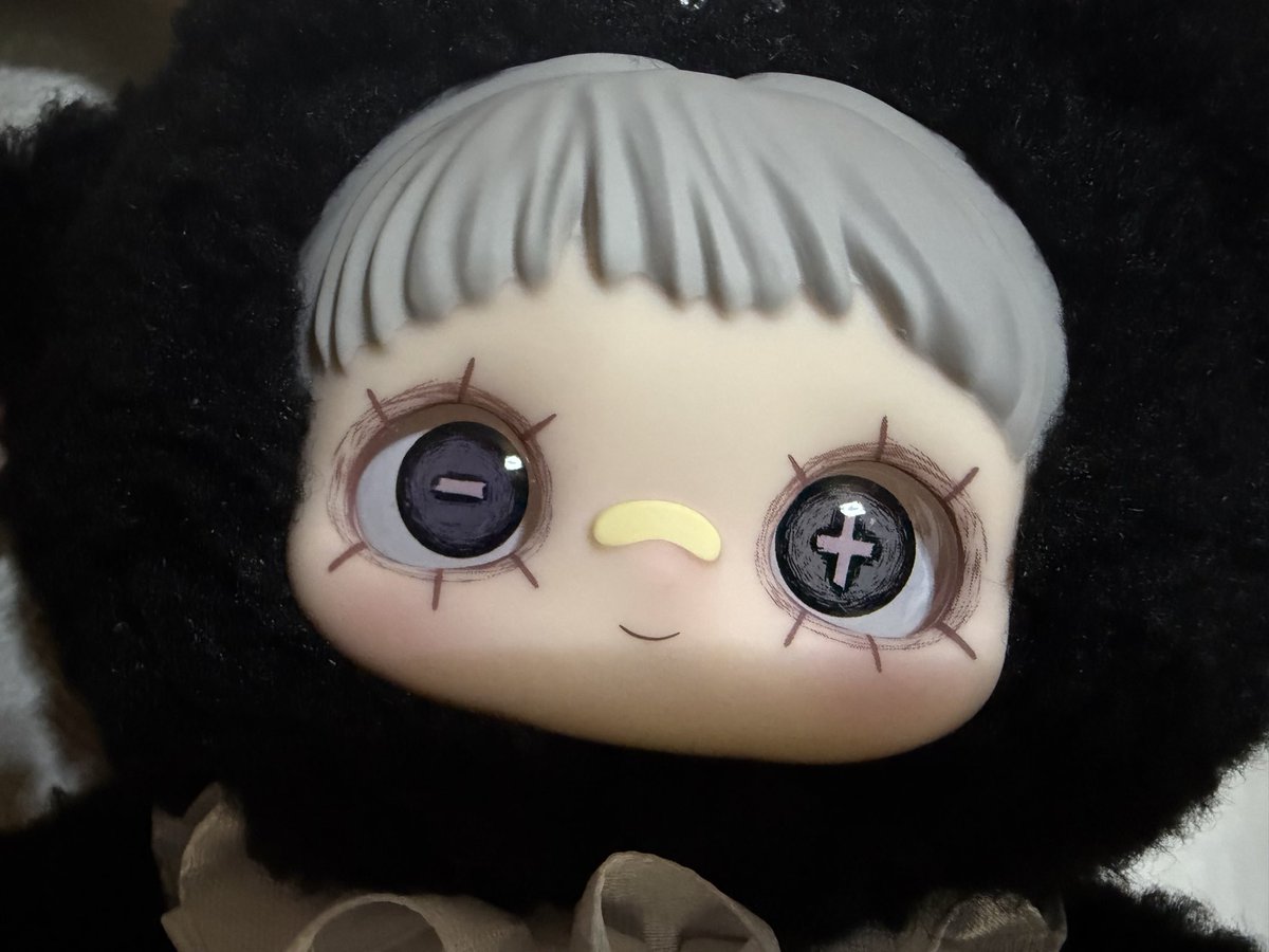 frsh_1024's tweet photo. Maymeiのダークフォレストシリーズ
黒ひつじがやっと手元に届いたよー！

カバンよりデカいのは困ったことだけど
まあ可愛いから問題なしってことにする

どこから見ても目が合うのずっと見ちゃう https://t.co/HG9vTYpFVW