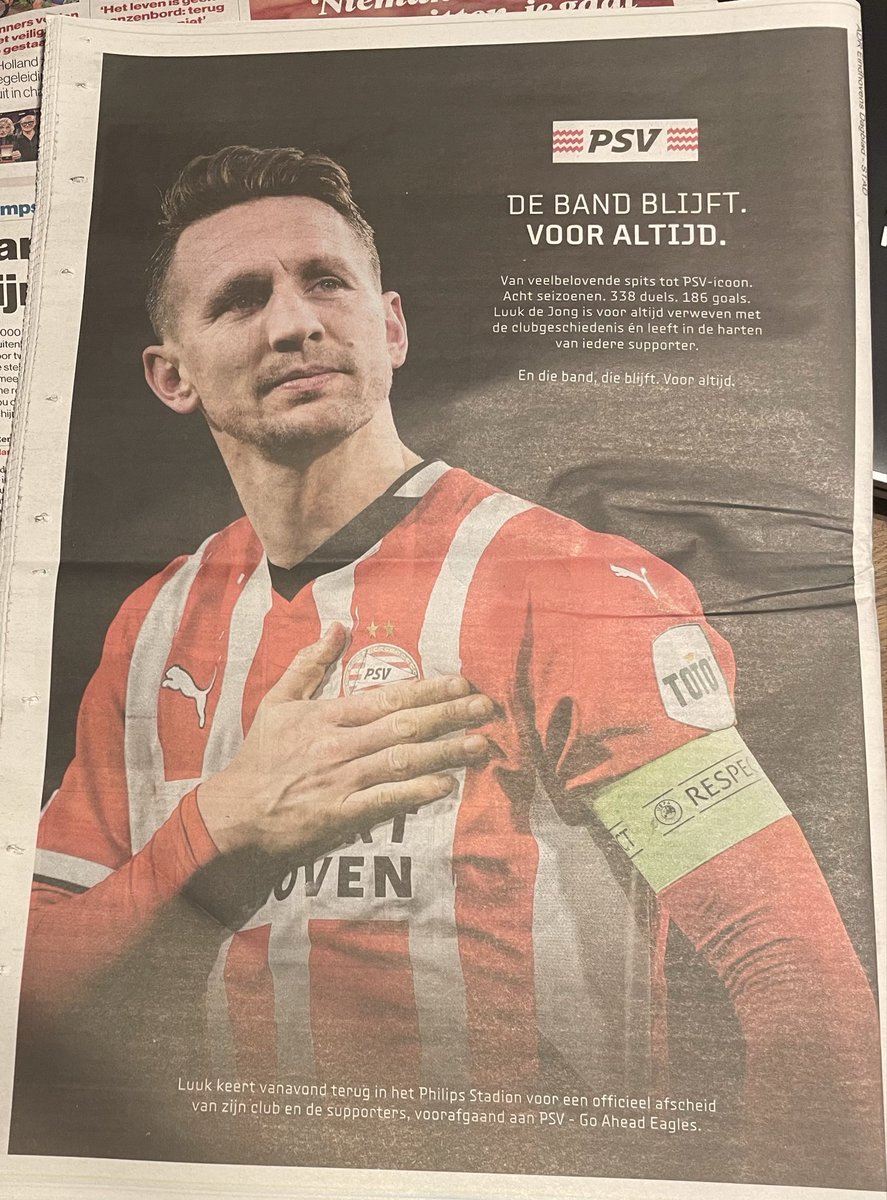 Hele mooie achterpagina ED vandaag van <a href="/PSV/">PSV</a>. De band blijft voor altijd! #Luukdejong #psvgae