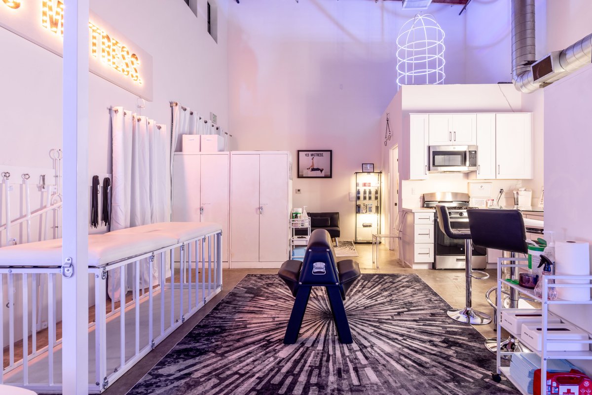 👑In every issue of Femdom Royalty, we review Female operated dungeons. In the inagural issue, we feature brand new <a href="/stellaobscurala/">Stella Obscura Studios</a> by Mistress Justine Cross <a href="/justineplays/">Justine Cross 👠 Los Angeles</a> in Los Angeles. 

Check it out here: magcloud.com/browse/issue/3…