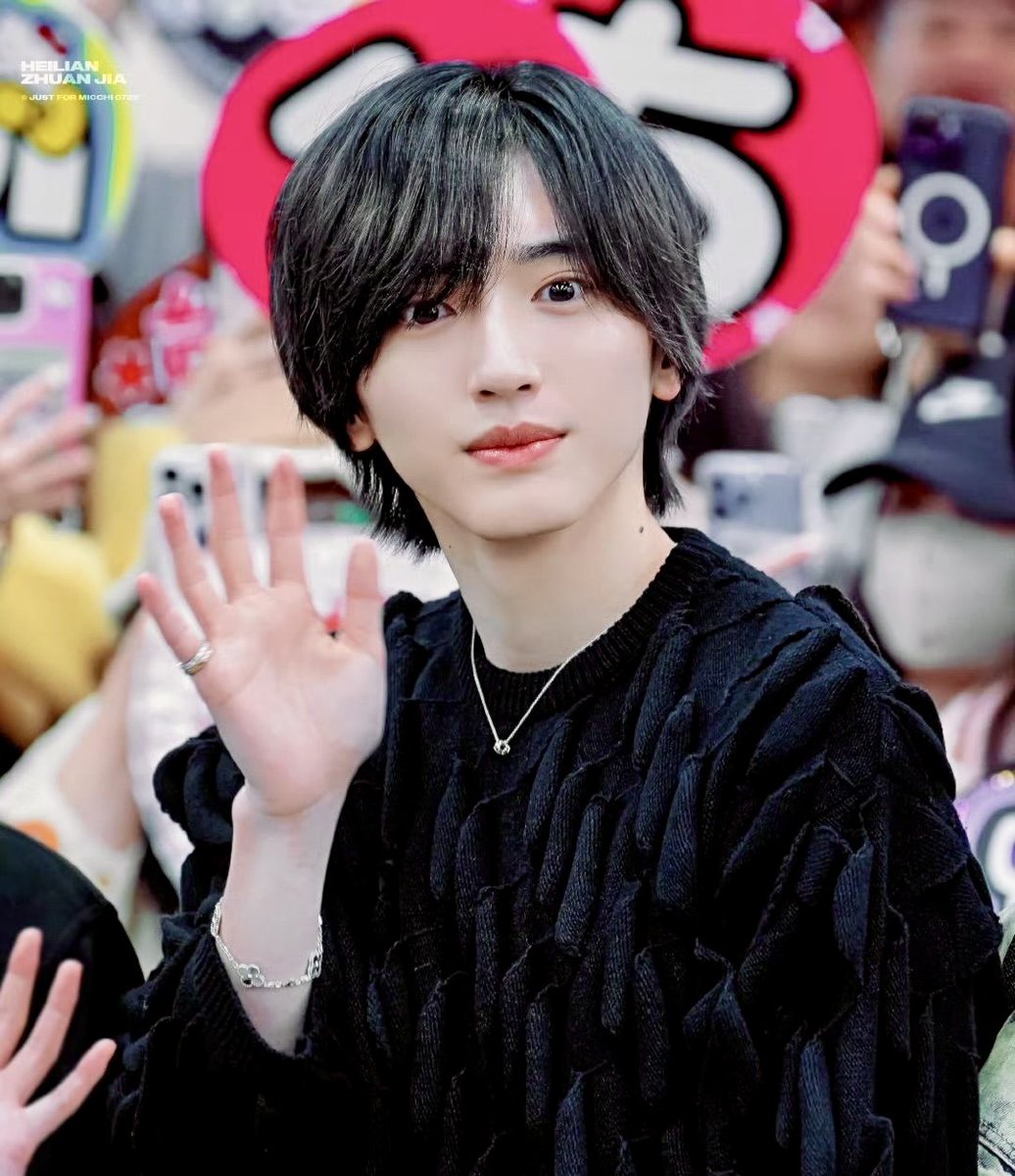 refreshing_dai's tweet photo. 面長。
2025年の今、それは異性ウケにおいて
大きなディスアドバンテージ。

正直、カッコいいと女性から崇められている
ジャニーズや韓国アイドルに面長はいない。
みな顔が短く、一目見ただけでキュッとした小顔。

そして、
面長の何よりの問題点は改善がかなり難しいこと。
ほとんどのメンズが正しい改善方法をわかっていない。

だけど全く悲観する必要はありません。
ヘアスタイルの"ある工夫"で十分面長感は消える。

面長感を消すポイントを知れば、
・パーツ配置が整って面長感がなくなる
・顔の余白を減り小顔に見える
とメリットばかり。

今回は『面長感を消すヘアスタイルのポイント5選』を期間限定で無料配布。

驚くほど面長感が減り、間違いなく
小顔かつバランスの良い顔を手に入れられます。

【受け取り方法】
①いいね、フォロー
②面長とリプ

シークレットリプで即配布します。