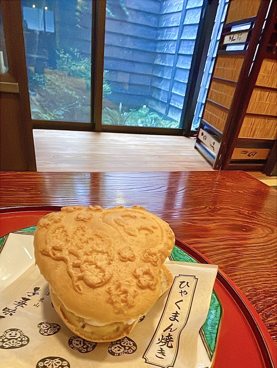 多華味屋さんでひゃくまんさんの能登ミルクアイスサンド。今日の東茶屋街は人が多い。
#金沢　#東茶屋街