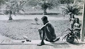 یک بومی افریقایی در حال نگاه کردن به دست و پای فرزندش که توسط ارباب اروپایی، به دلیل کم‌کاری قطع شده: