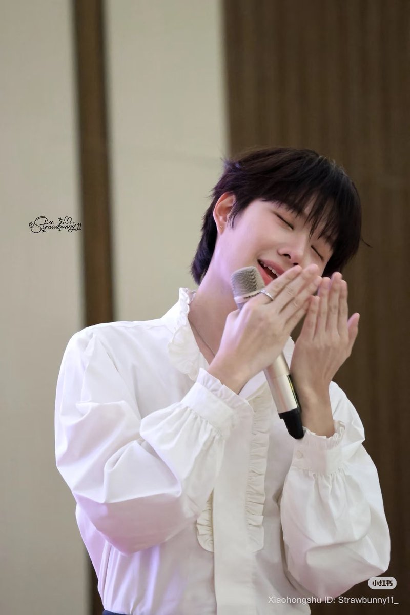 น้ำปิงจะรู้ไหมว่าลุคแบบนี้ของตัวเองมันหาจากที่ไหนไม่ได้อีกแล้ว 😭 คนที่จะสามารถมีลุคแบบนี้ได้โดยที่ไม่มีใครเอ๊ะหรือตั้งคำถามเพราะมันออกมาจากอินเนอร์ของน้ำปิงเองทั้งหมด พรีเซนท์จิวเวอร์รี่ก็สวย พรีเซนท์เสื้อผ้าก็ unisex สวยคือสวย สวยแบบไม่ต้องตั้งใจมองก็รู้ว่าสวย🥹