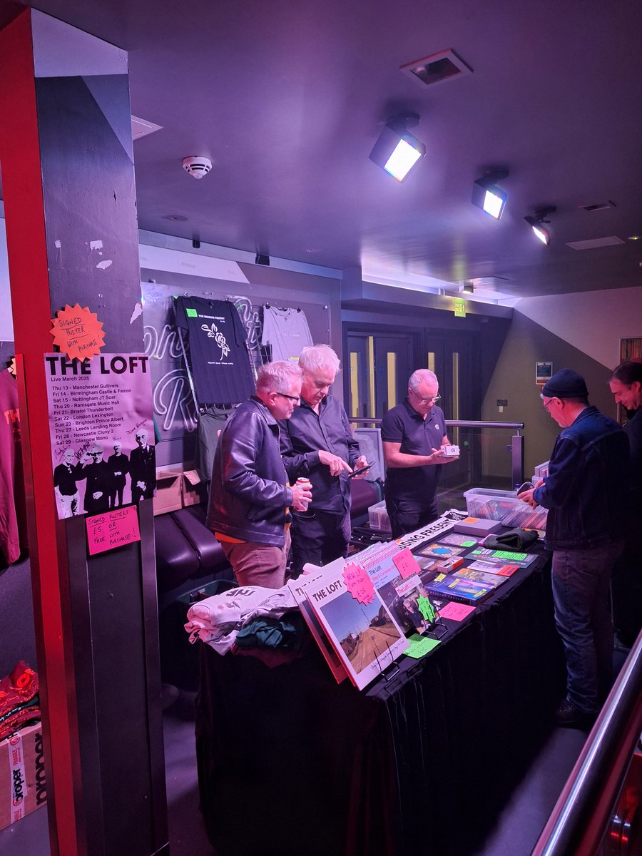 Rob23go's tweet image. If you go to gigs, can you please think of all the others who are there, and just want to enjoy quality music. 
In Sheffield last night, I had to move 4 times to avoid the incessant loud talking during @weddingpresent set.
It&apos;s disrespectful to the band too.
Thanks. 🤫🎵🎸