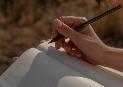 #ConsultasDeLaSemana | ¿Cómo se escribe el vocativo antes y después de una pregunta?

En posición inicial, se escribe fuera de los signos de interrogación: «Ana, ¿qué has hecho?». En posición final, dentro de ellos: «¿Qué has hecho, Ana?». En ambos casos, se aísla con coma.