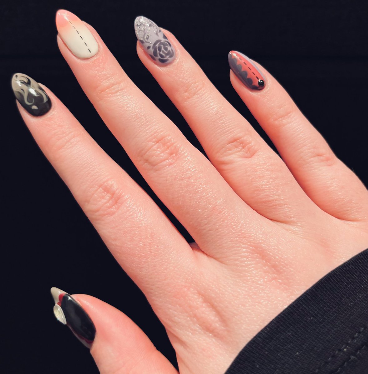 roadkillrose's tweet photo. New claws 🔪 

Design by @Leisebird 🤍 Inspired by my OC Astrid https://t.co/D3sS4ACLaQ