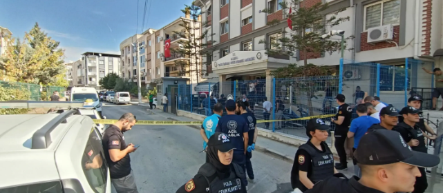 NEW | Un menor de 16 años radicalizado en línea ataca una comisaría en Izmir, Turquía, matando a dos policías e hiriendo a otros dos. Publicó mensajes yihadistas en Instagram antes del atentado. 

✍️ Luis Antonio González

observatorioterrorismo.com/actividades/at…