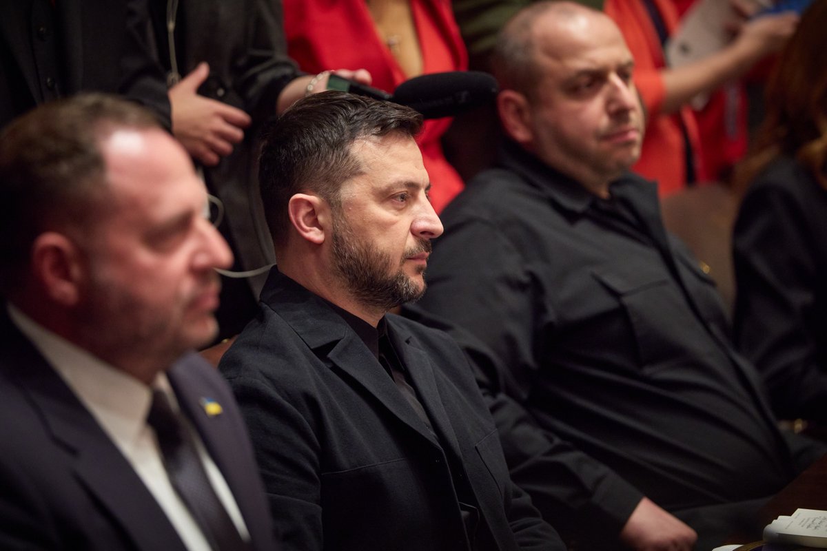 Hier le courage absolu face à la marionnette de Poutine....on se souviendra aussi de Zelensky comme de l'homme qui aura dû supporter les lâchetés et les humiliations que fabrique le cerveau envoûté du Président américain....<a href="/ZelenskyyUa/">Volodymyr Zelenskyy / Володимир Зеленський</a>