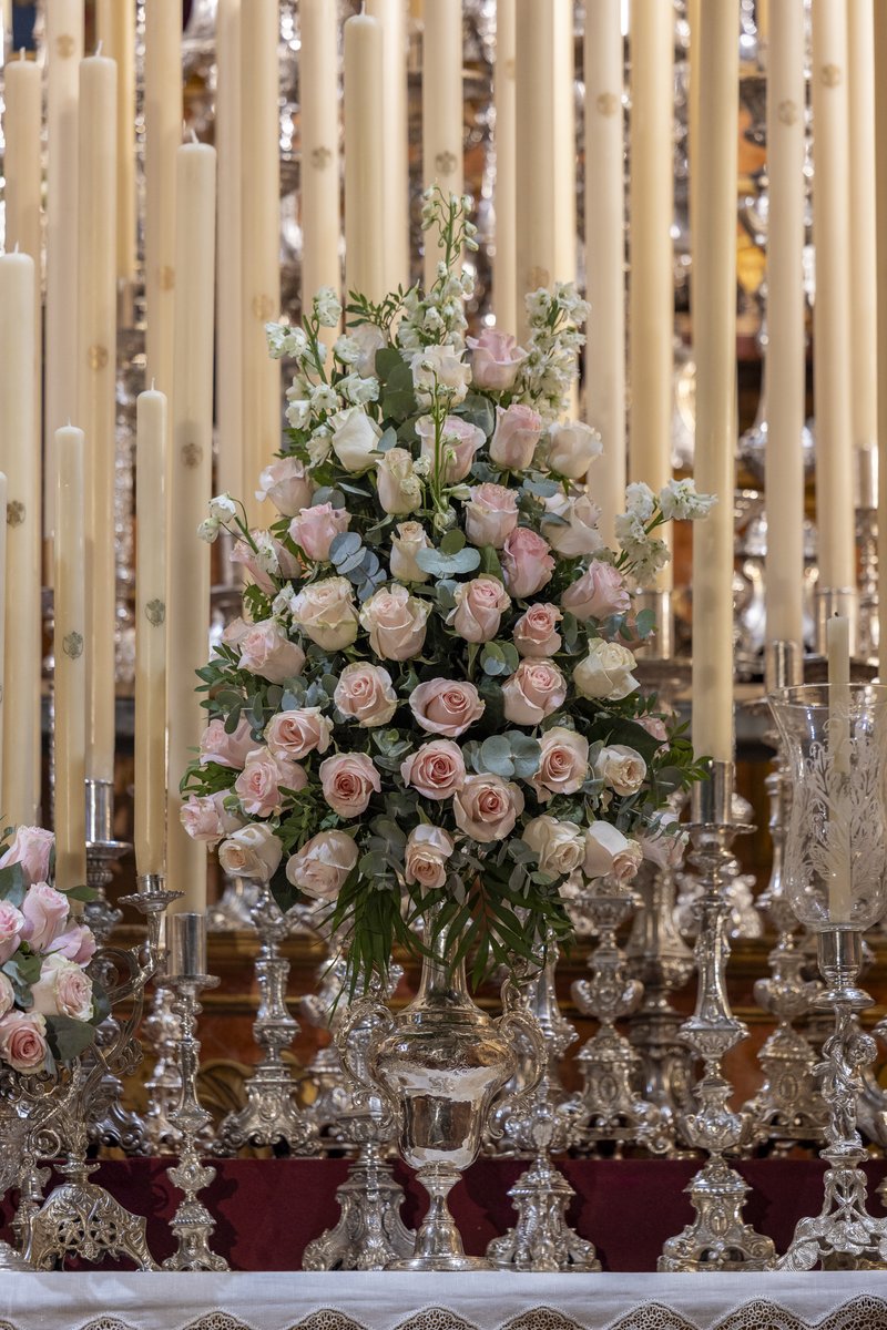 Para este culto, la Virgen del Santo Rosario viste manto celeste de tisú bordado en oro (1962-64) y saya rosa también bordada en oro (1965), ambas piezas realizadas por José Guillermo Carrasquilla Perea. La ráfaga, en plata dorada, es obra de Manuel Seco Velasco (1953).