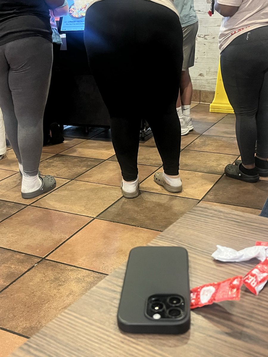 robgriffin3897's tweet photo. Crocs revolution @DoorDash https://t.co/5pBywIfh43