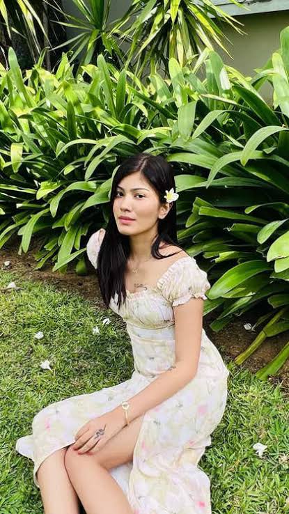 रिश्ता मंजूर 🤝

मेरी गर्लफ्रेंडने मुझे घर बुलाया। मैं घर गया और घंटी बजाई। उसकी खूबसूरत छोटी बहन ने दरवाजा खोला।

वो मुस्करा के बोली आप बहुत हैंडसम हो, अभी घर में कोई नहीं हैं, मैं अकेली हूँ। आप जल्दी अंदर आइए।

मैं मुस्कराया और अपनी बाइक की तरफ वापस जाने लगा।

इतने में उसकी