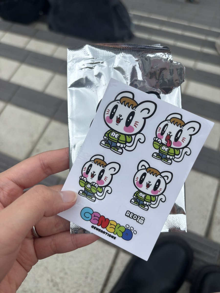 m67447251's tweet photo. @como_cocona 初めまして！佐野玲於のジェ猫ステッカー所持してます。片寄と交換お願いできますか🙇？本日静岡おります。 https://t.co/D7RzBnyTev