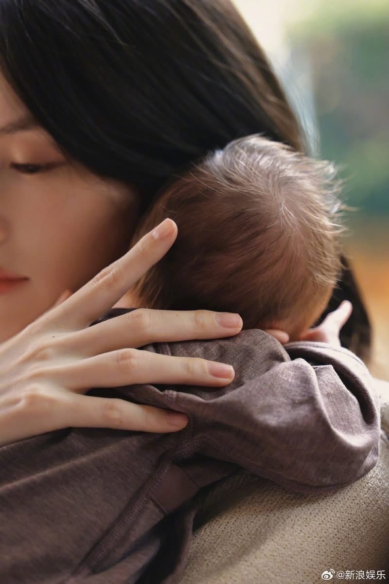 พี่ถิงมีเบบี๋แล้วว 🥹🤏🏼 พ่อมีข่าวกับคุณเหอซุ่ยมาหลายปีมาก มีรูปมีคลิปคนไปเจออยู่เนืองๆ ไม่เคยประกาศแต่ไม่เคยปฏิเสธ ขนาดไม่ได้ตามอย่างนี่ก็เข้าใจว่าเขาคบกันนะ ดีใจด้วยสุดๆ คุณแม่นางฟ้าวิคตอเรีย สวยม้ากกก และทั้งคู่เก่งมากที่รักษาความเป็นส่วนตัวตอนคุณเหอซุ่ยท้องไว้ได้มิดชิด