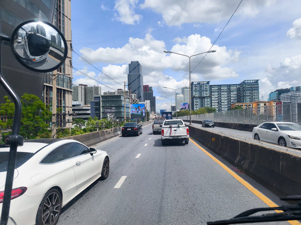 BushidoFire's tweet image. แจ้งข้อมูลมีรถจอด เสียบนสะพาน  อโศกดินแดง 
cc.@fm91trafficpro @js100radio