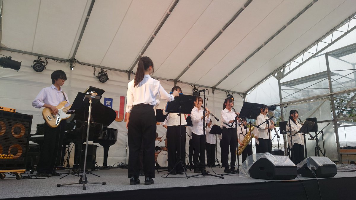 AOTKUBOKAWA's tweet photo. 「四日市高等学校吹奏楽部」。今回は有志によるメンバー編成でした。スカパラやUNISON SQUARE GARDENなど俺が喜ぶセトリを持ってきてくれて、最後にはT-SQUAREの『TAKARAJIMA』を演奏してくれました。未だにこの曲が振りも変わらず四高吹部の代表曲であり続けているのが嬉しいね。
#4JAZZ #四日市JAZZ https://t.co/XHElAyIxwy