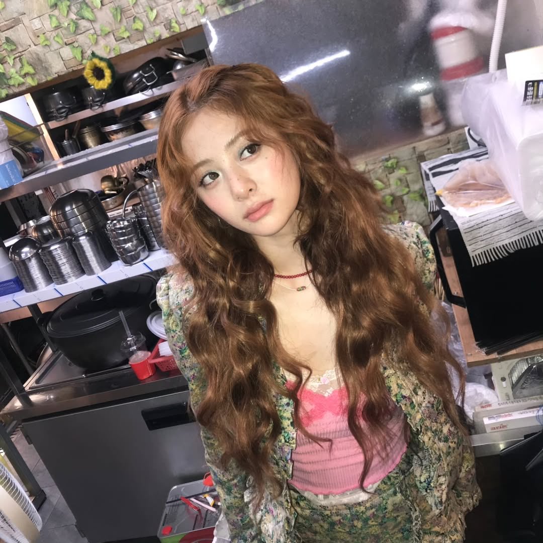 yunjinrs's tweet photo. i’m forever obsessed with yunjin’s fake freckles for weird garlic https://t.co/8Q2lXp7HR9
