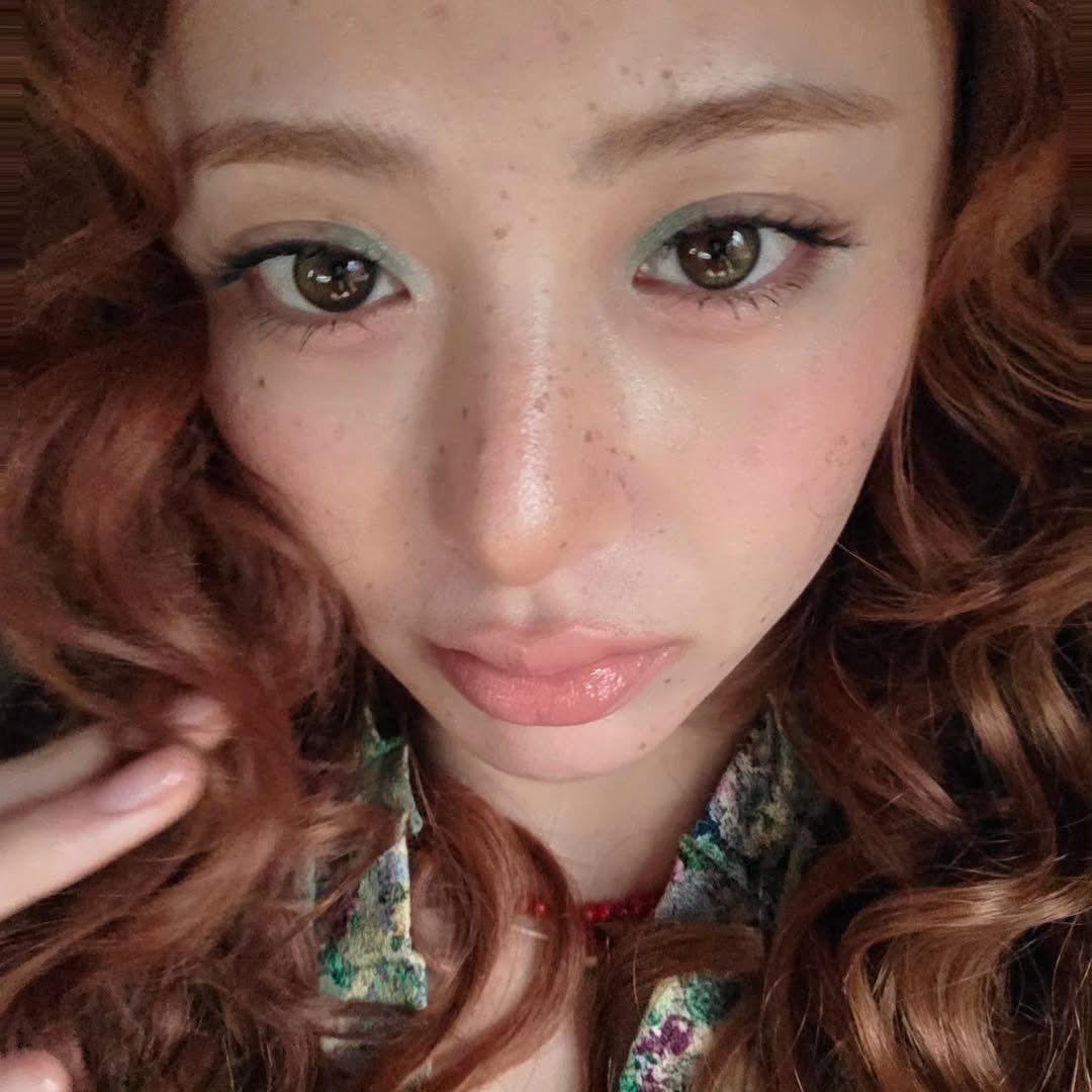 yunjinrs's tweet photo. i’m forever obsessed with yunjin’s fake freckles for weird garlic https://t.co/8Q2lXp7HR9
