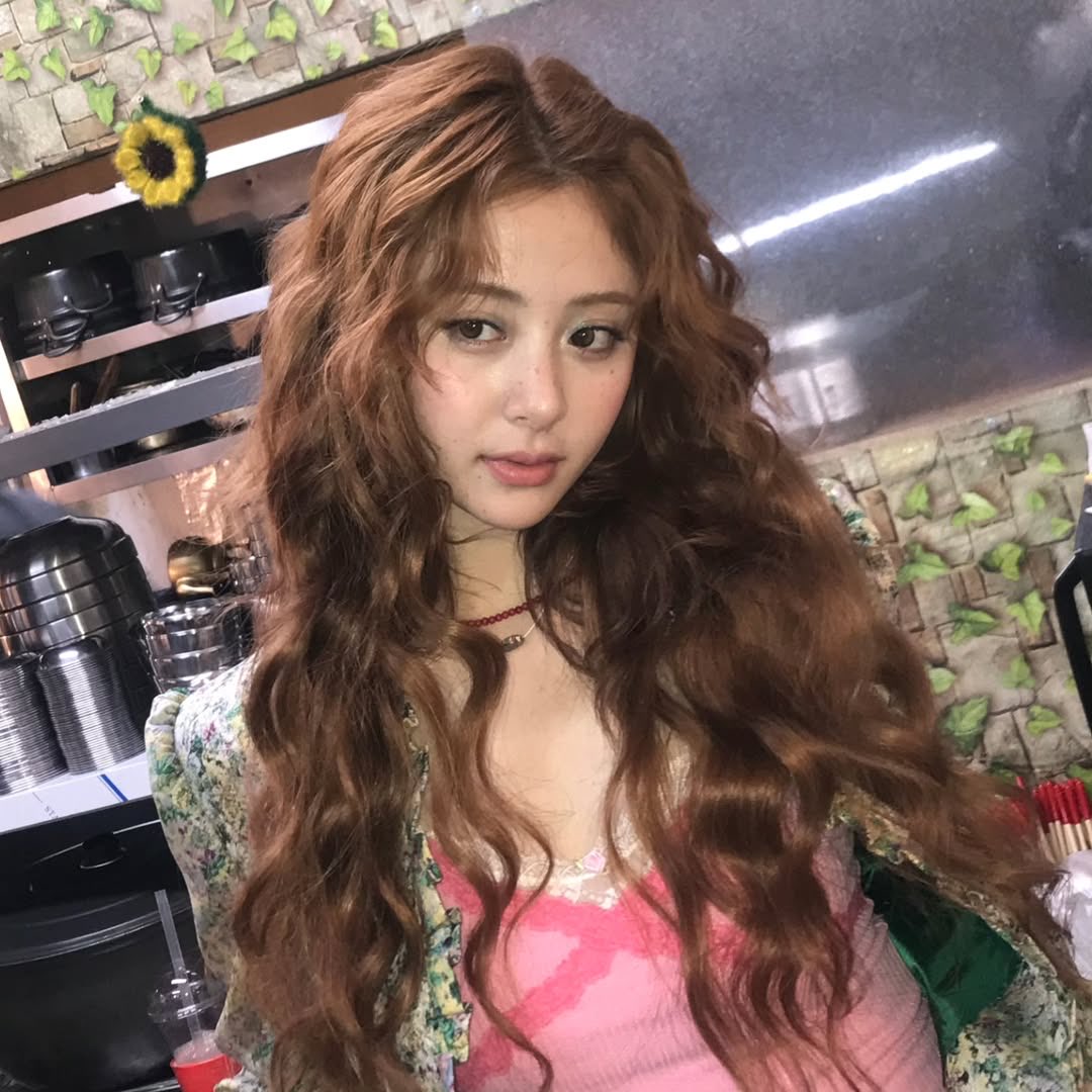 yunjinrs's tweet photo. i’m forever obsessed with yunjin’s fake freckles for weird garlic https://t.co/8Q2lXp7HR9