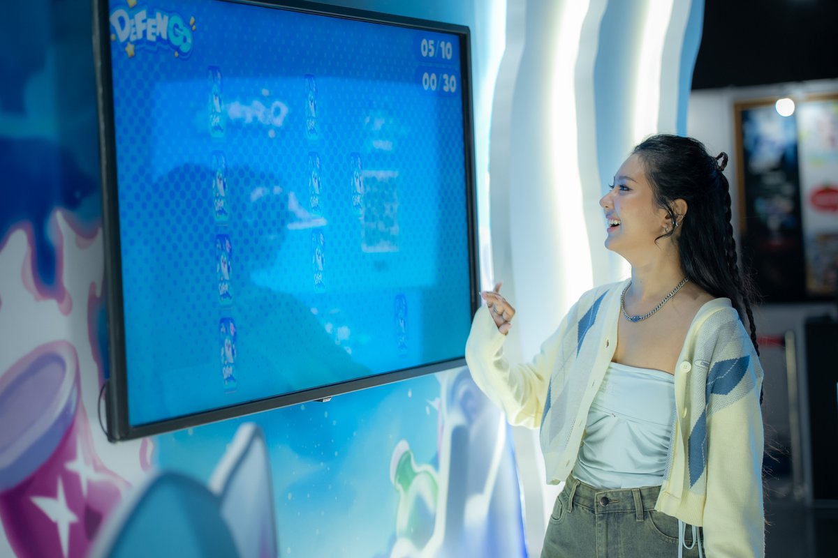 staika_official's tweet photo. Look who we spotted at the DefenGo booth @gamescomasia ! 👀 

Thai Content Creator PloyMini enjoying our game and giving Pengo the best hug! ❤️ 

It was an absolute joy! Download DefenGo today! ✨

#GCAxTGS2025
#StaikaAtGCAxTGS2025
#DefenGo
#gazaGO https://t.co/gcpXBW1itC