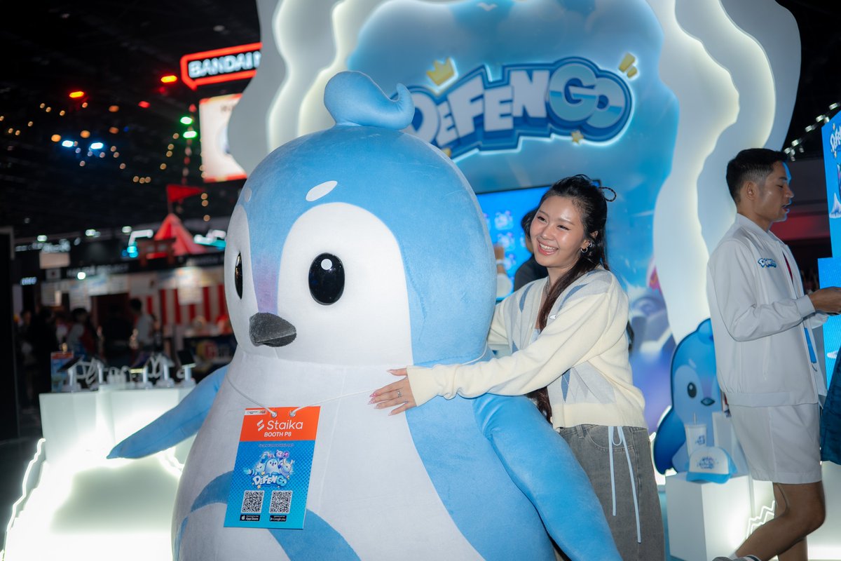 staika_official's tweet photo. Look who we spotted at the DefenGo booth @gamescomasia ! 👀 

Thai Content Creator PloyMini enjoying our game and giving Pengo the best hug! ❤️ 

It was an absolute joy! Download DefenGo today! ✨

#GCAxTGS2025
#StaikaAtGCAxTGS2025
#DefenGo
#gazaGO https://t.co/gcpXBW1itC