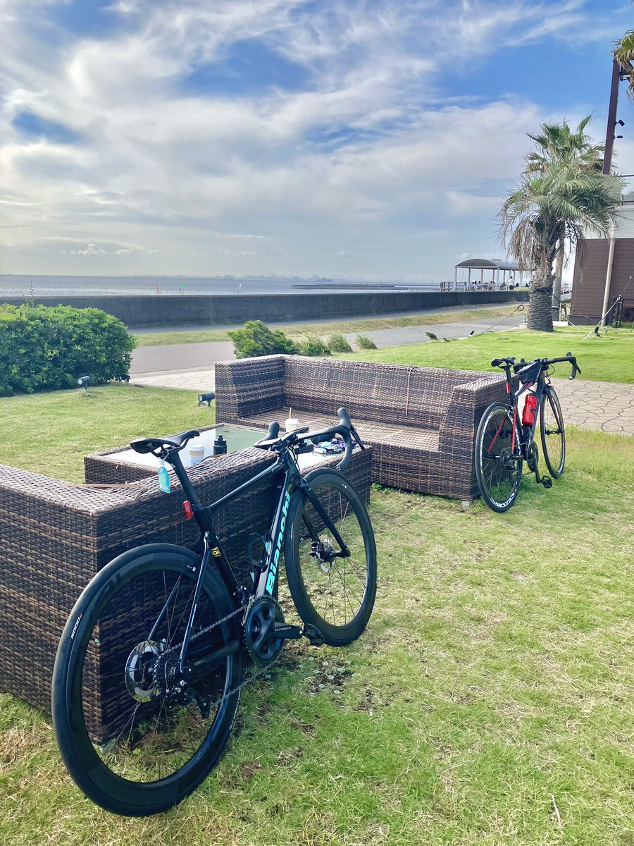 友だちと夜勤明けライド
久しぶりに一緒に走れてコーヒー飲みながら喋って楽しかった
＃ロードバイク