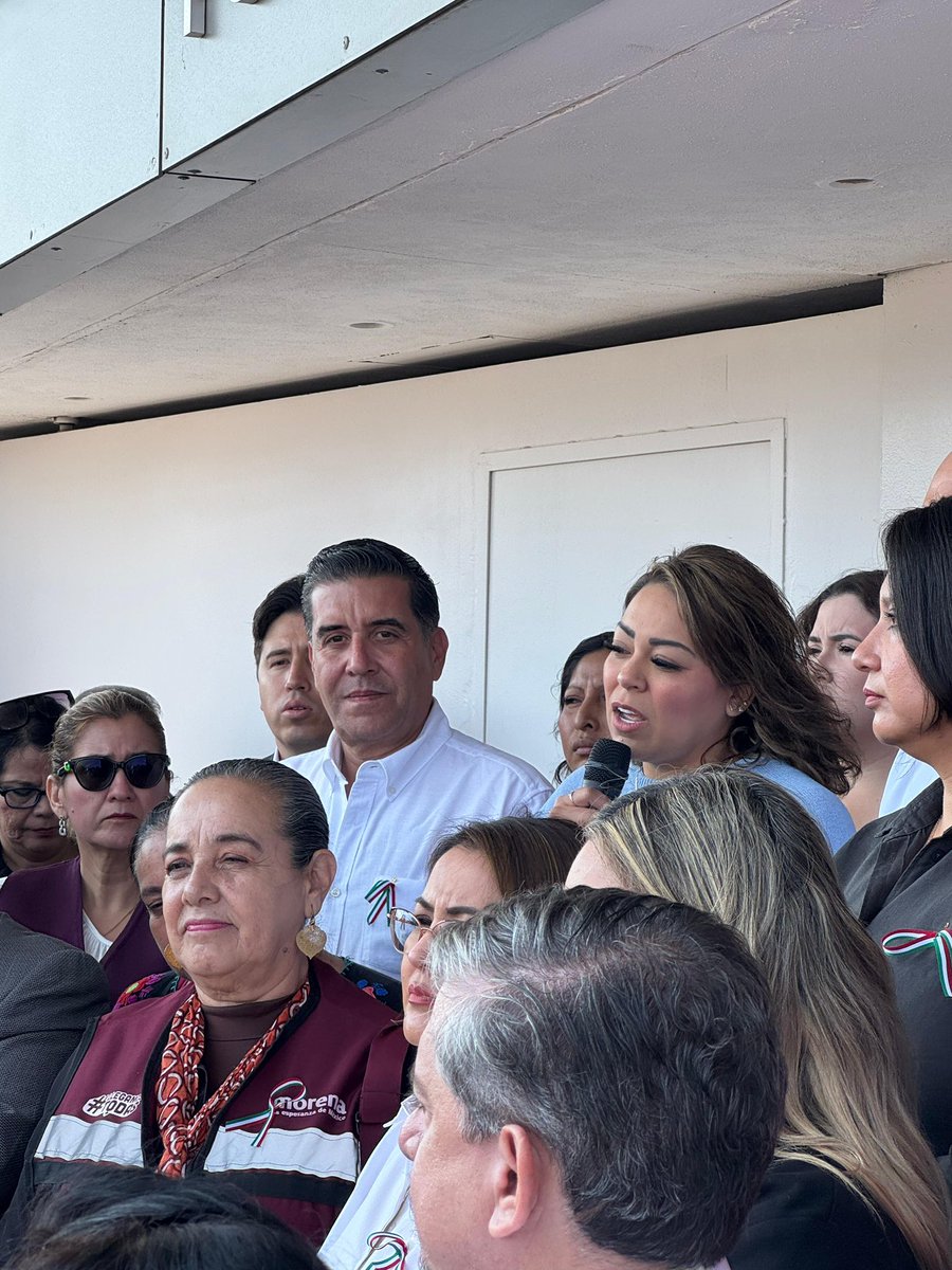 Apestado.

Ahora resulta que nadie conoce a  José María “Chema” Tapia. <a href="/CHEMATAPIA/">Chema Tapia</a>.

Que no es de Morena, aunque fue su candidato a alcalde de Querétaro.

Que no es del Verde, aunque Luisa María Alcalde dijo que sí.

Total, su corrupción es más dañina que el Covid.

Su riqueza: