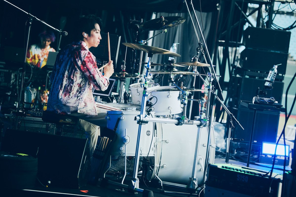 #LIVEAZUMA  の福島あづま球場に、THE ORAL CIGARETTES流スタジアムロックが鳴り響く。ヘヴィミドルチューンで地面を揺らした前半、アッパーチューンで脳みそを揺らした後半。ラスト、山中ひとりで弾き語った「Rel」は福島への贈り物だ。他アクトのファンへの心配りまで含め、真のフェス巧者だった。