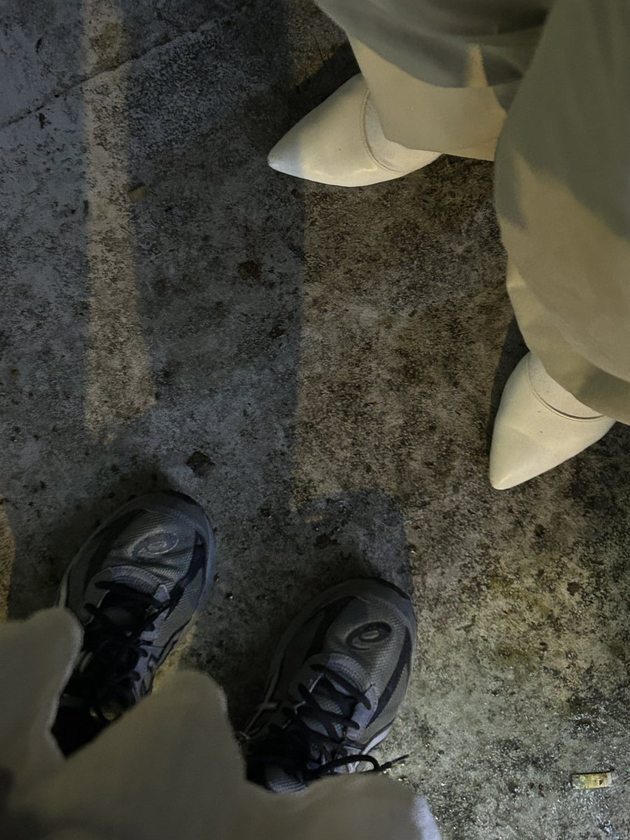 님들 발 아플때 기꺼이 신발 바꿔신어주는 연하남 아니면 만나지 마셈