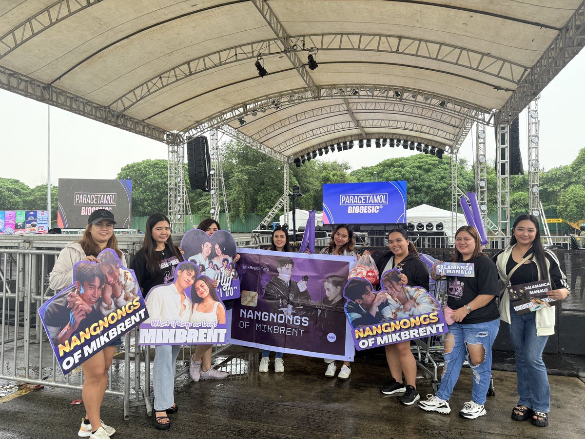 Here’s more snaps from Team Ilonggo while waiting for Brent! 📸

Stage front? ✅
Energy? ✅
Excitement? SOOO CHECK!!!

Bacolod was more than ready to welcome him with the loudest cheers and the brightest smiles! 💜

- NangNongs of MikBrent 💳

BRENT ARA SA BACOLOD

#MikBrent