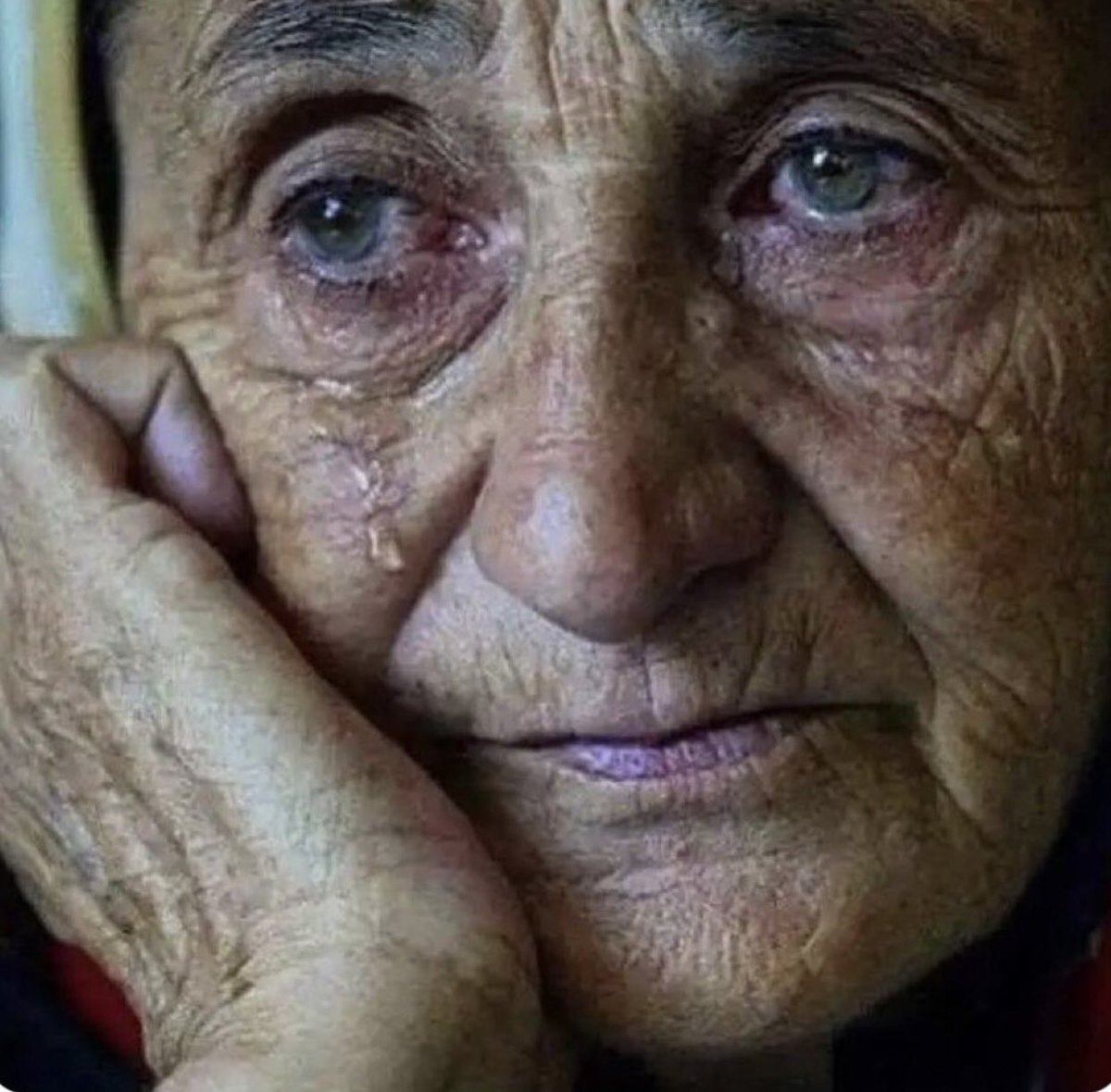 Anne
Erdem
İnsanlık
Evren 
Hakikat
“Yağmur damlasını gözyaşı sanan kadınlar”
<a href="/CmrtesiAnneleri/">Cumartesi Anneleri</a> 

#CumartesiAnneleri1073Hafta