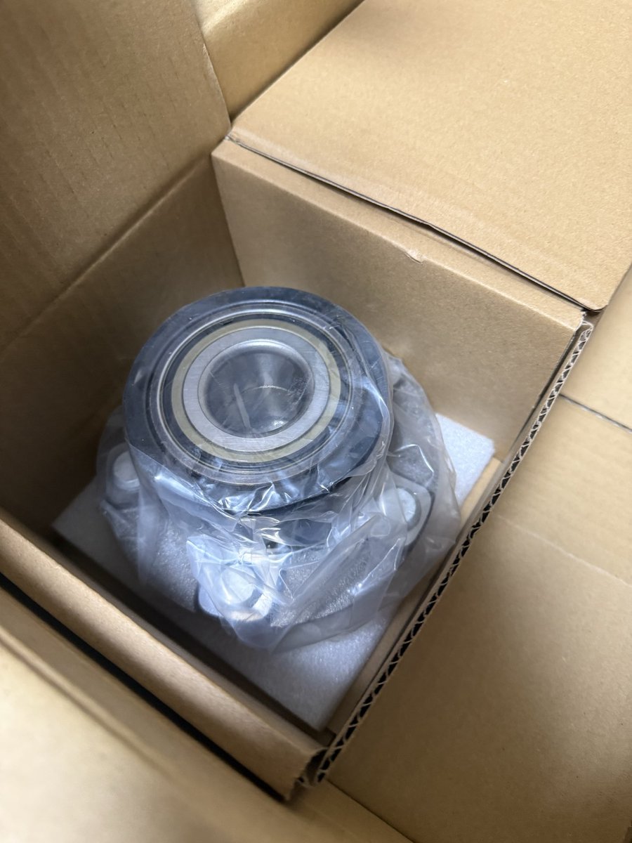 s14、s15系のフロントハブ買ったはいいけどABS有り無し間違えて買ったので左右送料込2.5万かABS付き5hの程度良いハブと交換してくれる方居ませんか🥲
箱開けただけで新品未使用です

#シルビア