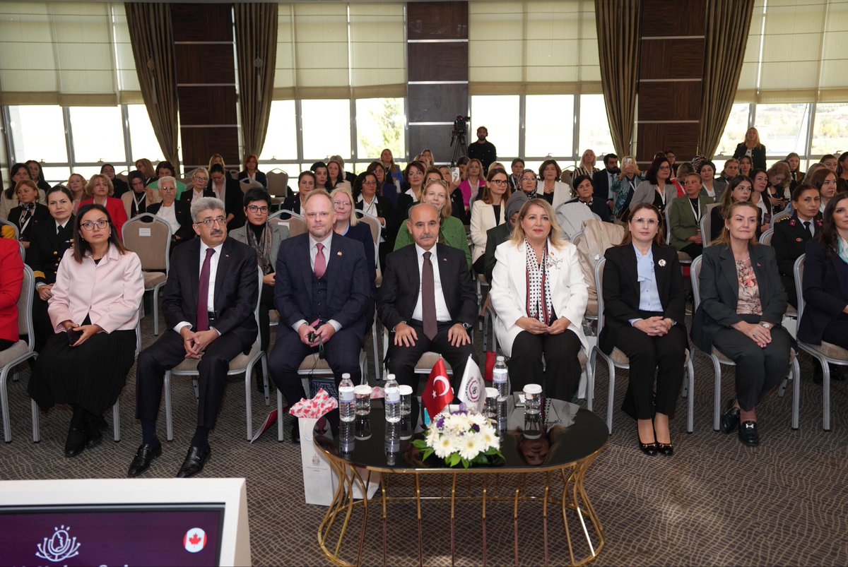 Valimiz Dr. Hülya Kaya, Ankara Gölbaşı Vilayetler Evi’nde düzenlenen “Yerelde Kadının Sesi” programına konuşmacı olarak konuk oldu. İller İdaresi Genel Müdürlüğü Daire Başkanı Kübra Kurtoğlu Vural’ın moderatörlüğünde gerçekleşen programa, Afyonkarahisar Valisi Doç. Dr. Kübra