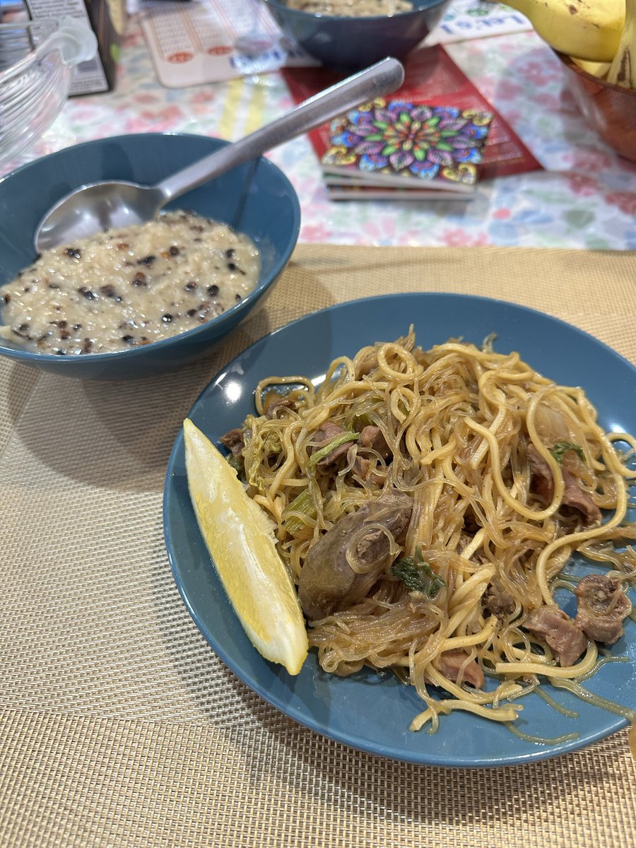 Pansit at tinutong for afternoon snacks. Thank you po! 🍜🍙