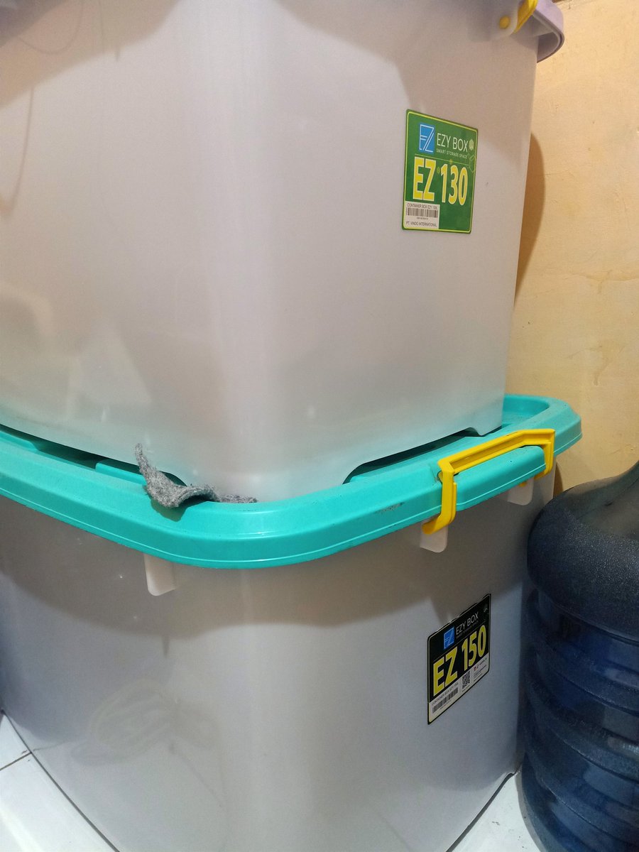 bluedasr's tweet photo. WTS
container box 130 liter, 110k
container box 150 liter, 130k https://t.co/f2QzPcOpNG