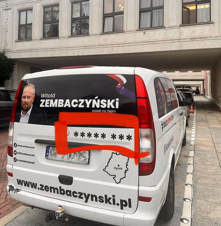 To samochód naleśnika, a nie <a href="/RBakiewicz/">Robert Bąkiewicz</a> 🤨