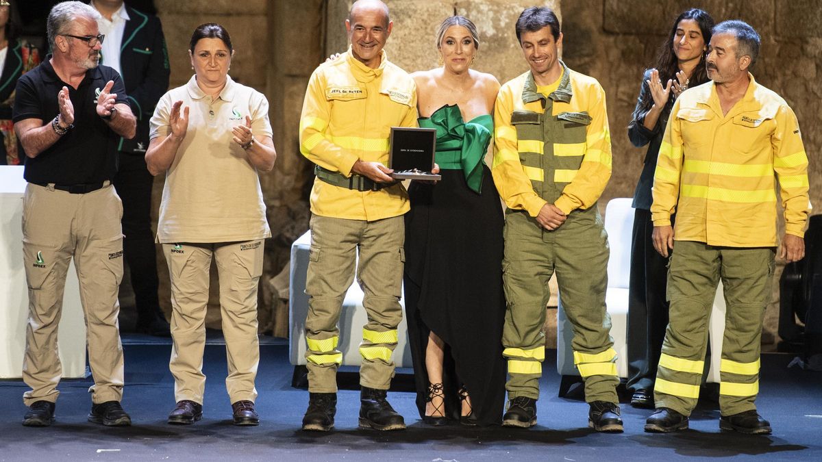 La presidenta María Guardiola del PP entregó la medalla de Extremadura a los bomberos tras los incendios. Hoy ha despedido a los bomberos extremeños con el 50% de jornada anual a los que prometió la ampliación de jornada al 100%. Farsante.