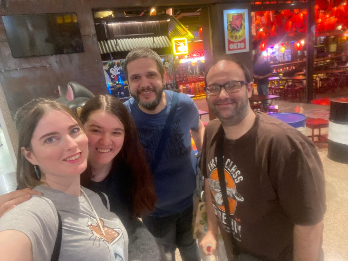 Seguimos desvirtualizando a gente esta vez a la maravillosa <a href="/AlichiDG/">AlichiDG</a> 🥰 y con el loquete de <a href="/AmiconRetroTV/">AmiconRetroTV</a> , gracias por sacarme de casa, aún estando como  estoy 🩼🤕, en otra ocasión espero poder estar ya al 100% y no ser una carga.