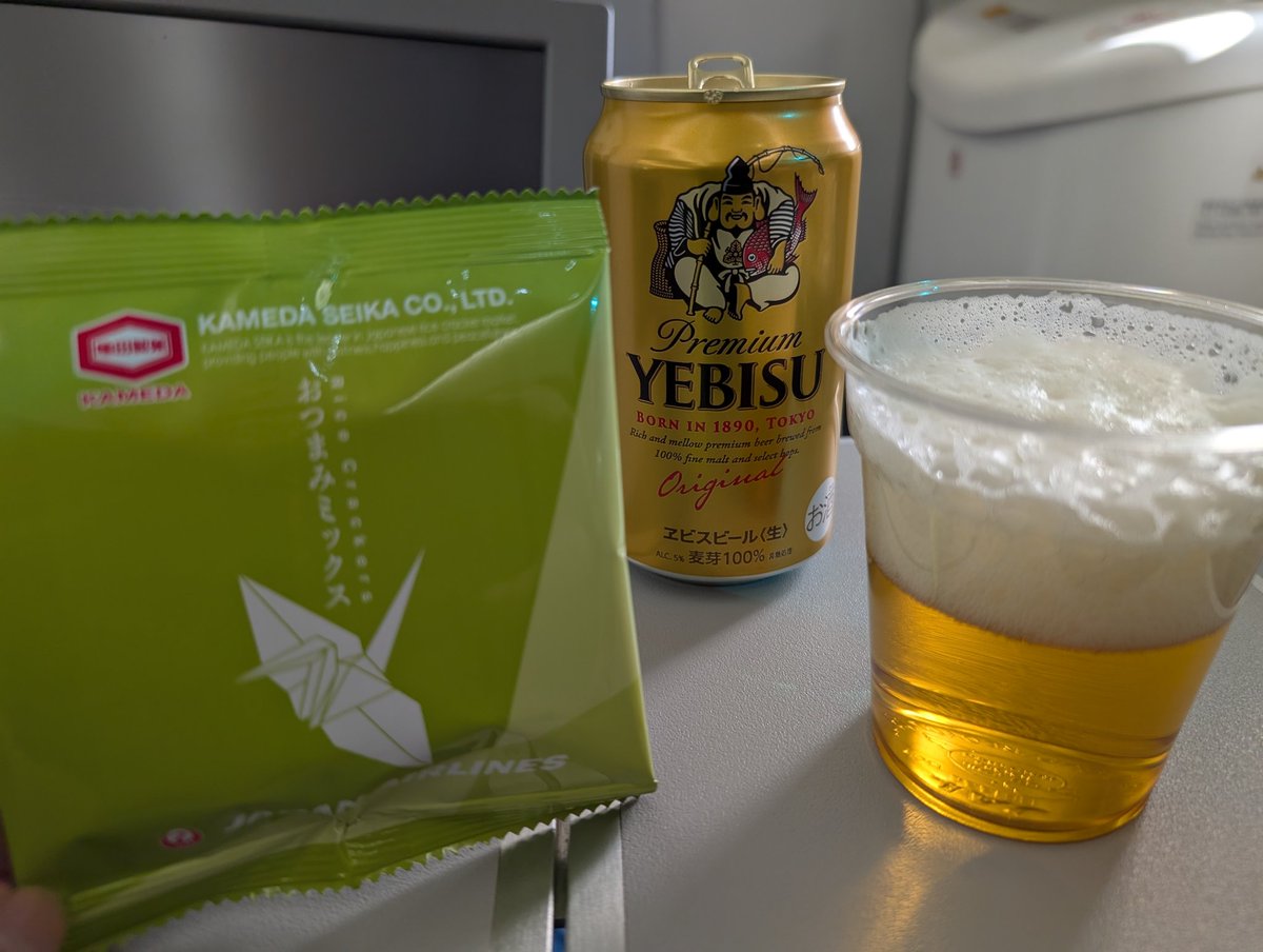 上空のお昼ご飯（機内Wi-Fi）
JAL、JL24便　大連→東京羽田
4ヶ月半以上ぶりのエビスビール
うま！
焼き鮭もお久しぶり
中国往来してる人はフルーツで分かるよね
エビスビールおかわりしたらおつまみミックスをくれました
JALのCAさんありがとう🙏
機内でも面倒くさい客やってます
スミマセン😅