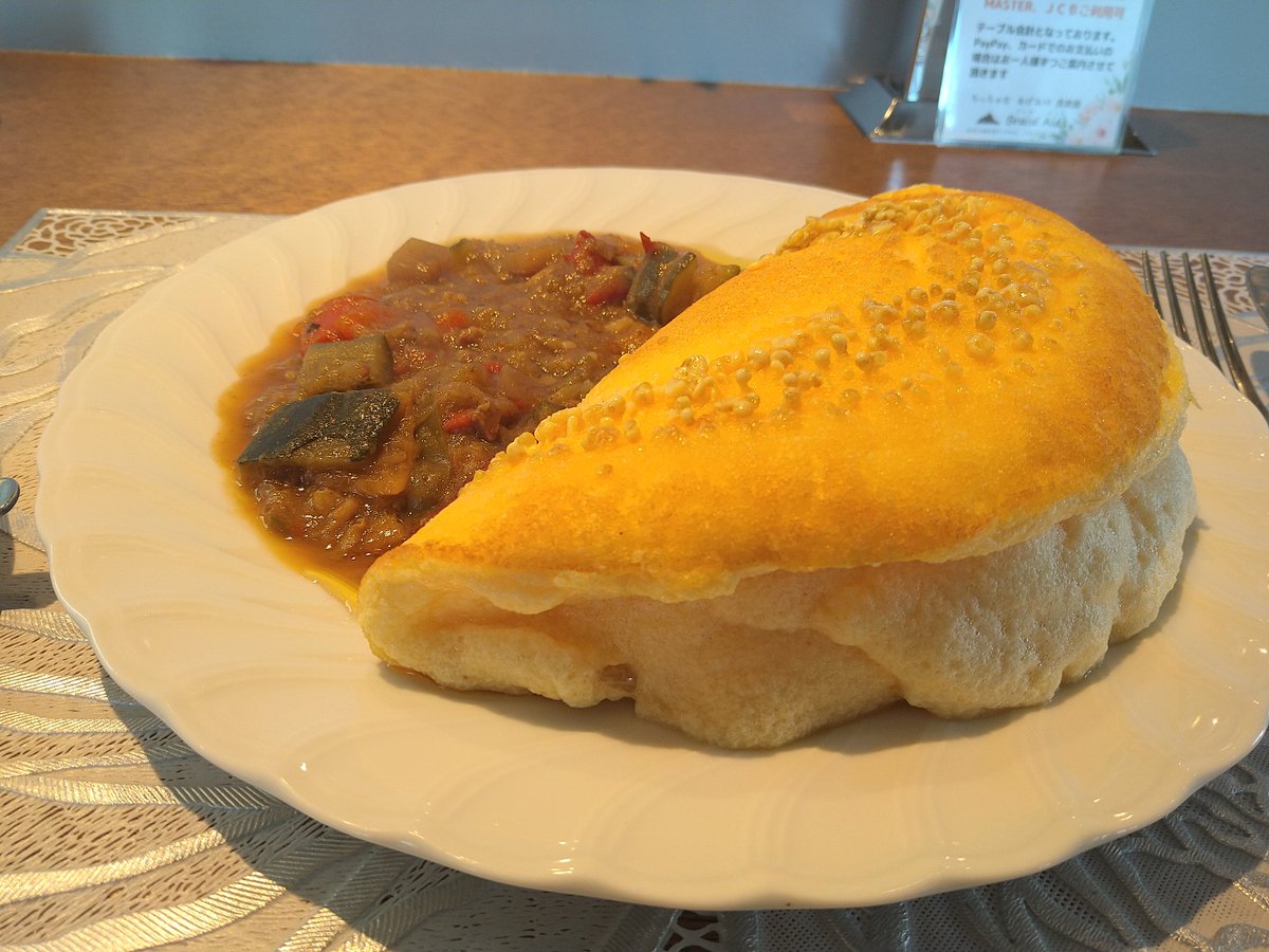 mailifestyle's tweet image. 通常メニューの営業日では、もう今日しか行けなそうだったのでお昼はブレゼアイダ @Braise_Aida さんへ。
キッシュも、週替わりのプチコースも（好物のお魚だった！）どれも気になったけど看板メニューの「ふわっふわオムレツ」のランチを。
ご馳走ランチ、ありがとうございました🙇