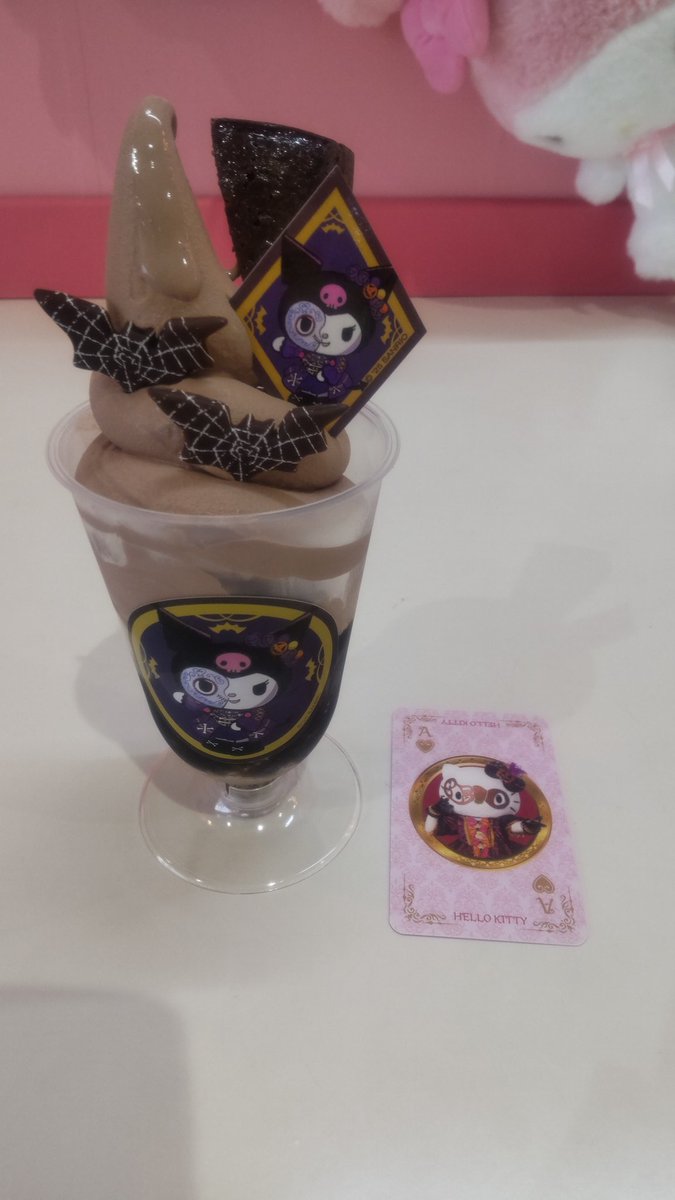 おやつは、クロミのまっくろハロウィーン パフェ🍦☕
チョコレート味のソフトクリームとコーヒーゼリーが混ざってて美味しい🤤
カードはキティちゃんでした🐱🎀
#ハーモニーランド
#マジカルマスカレード
#クロミ
#ハローキティ